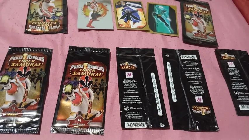 100 pacotes lacrados power rangers - super samurai com 4 figurinhas cada pacote - Foto 2