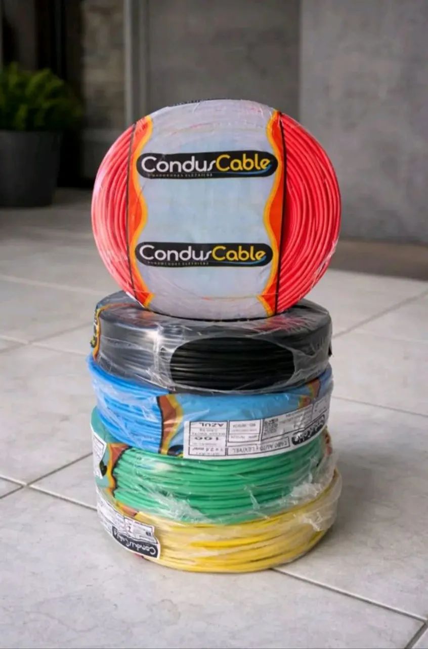 Fios elétricos para tomadas e lâmpadas. 