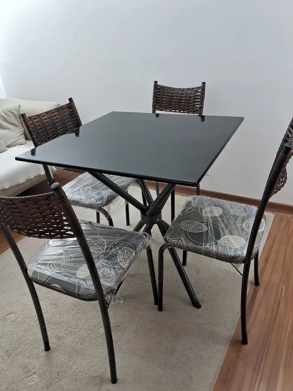 Mesa com 4 cadeiras *ESTÁ NOVA! - Foto 2