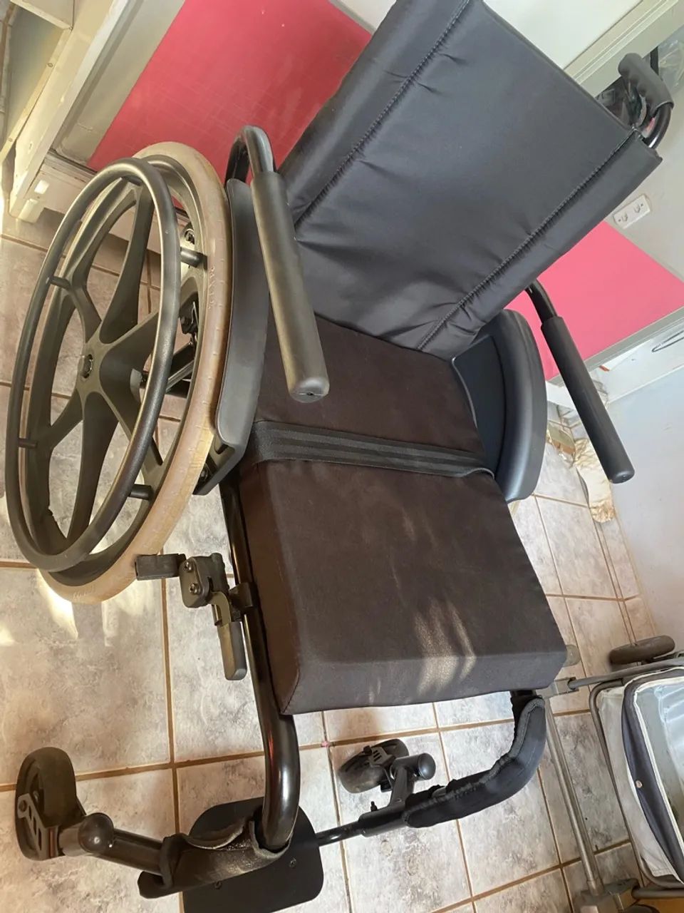Cadeira de rodas marca Ortomobil  - Foto 3