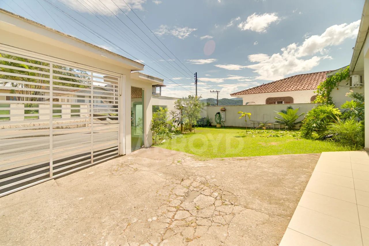 Casa à venda com dois pavimentos, piscina e edícula - Foto 3