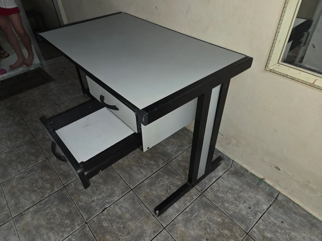 Mesa de escritório com 2 gavetas  - Foto 3