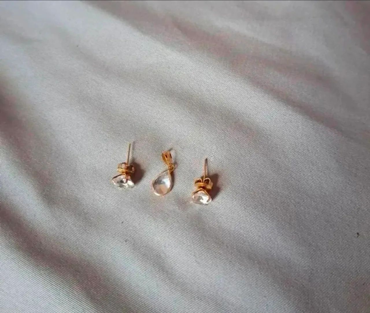 Vendo um conjunto de brincos e pingente de ouro com zircônia  - Foto 2