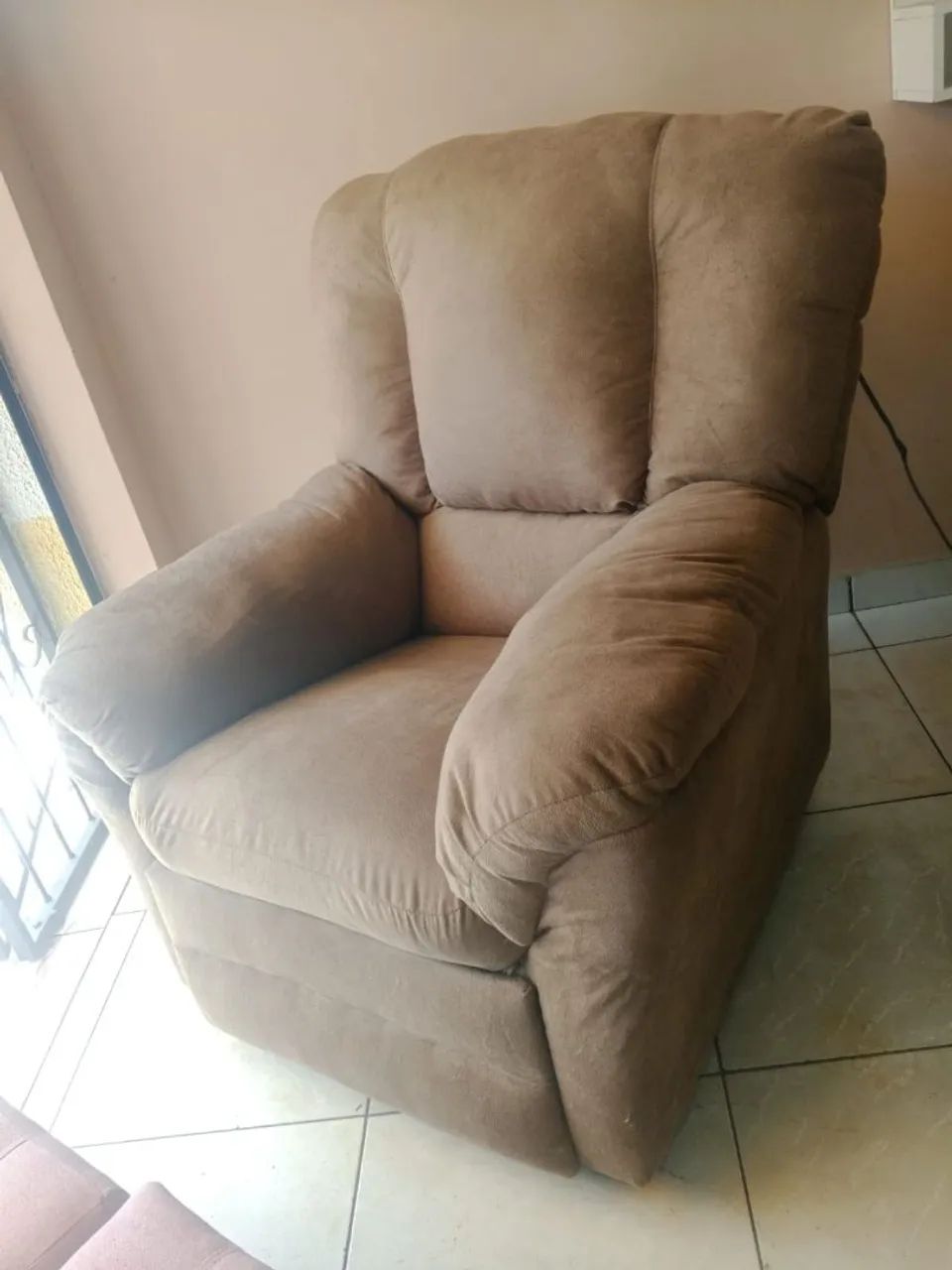 Poltrona reclinável giratória em tecido - Foto 3