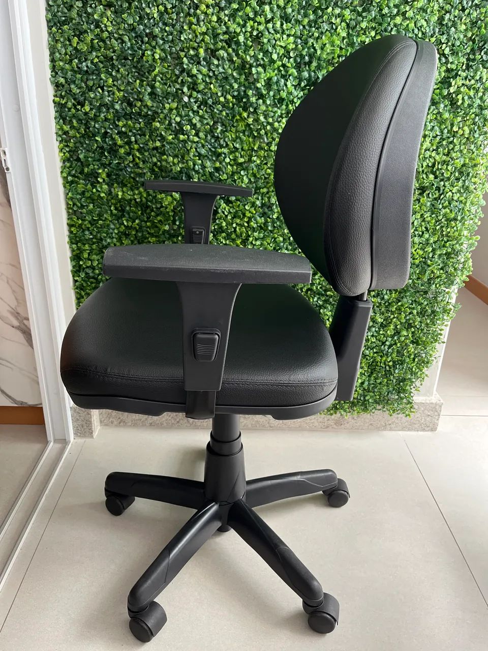 Cadeira Executiva Plus Back System - Vinil Preto - Foto 4