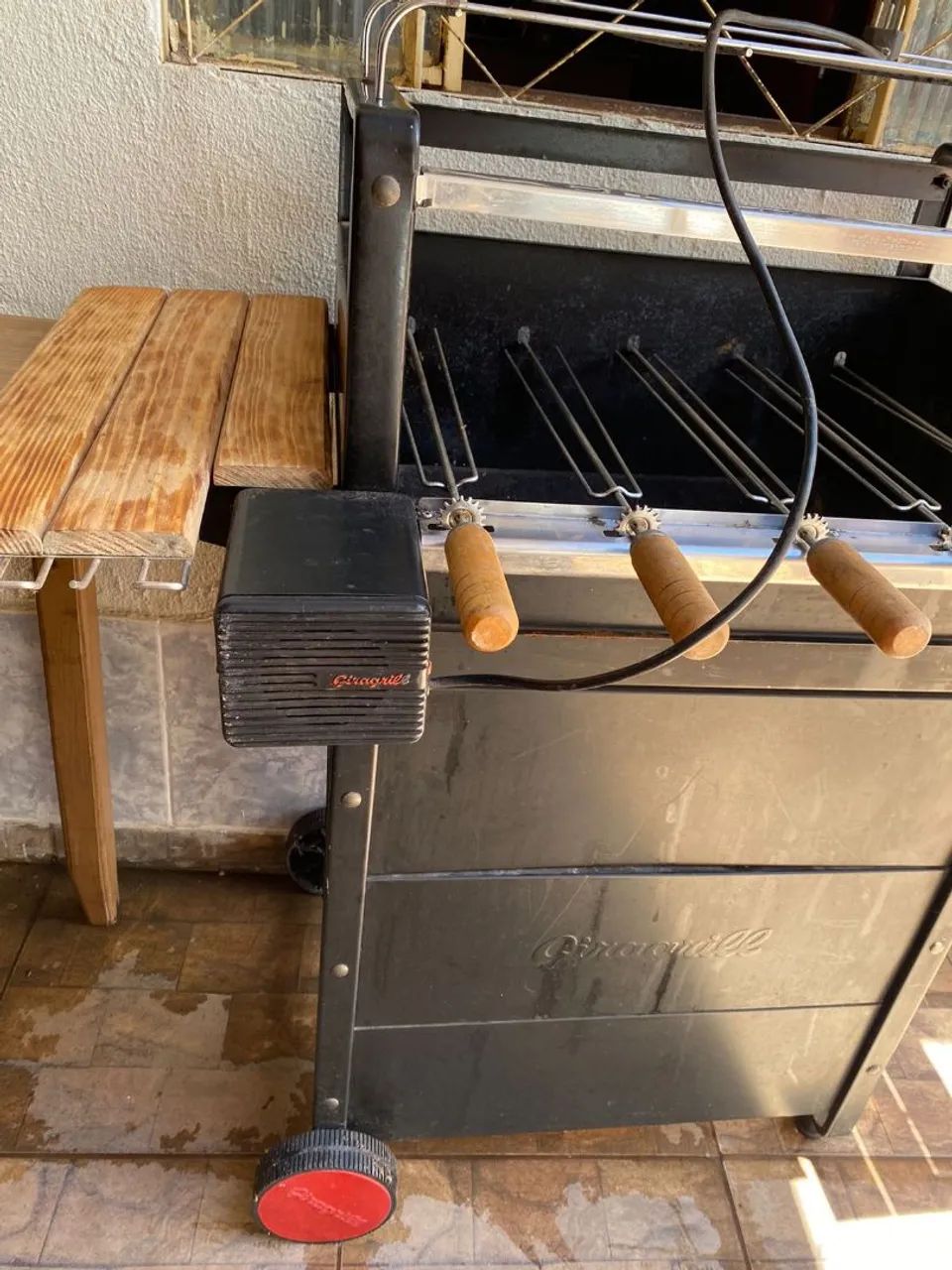 Churrasqueira Giragrill Garden 2300, com 5 espetos giratórios em aço cromado - Foto 6