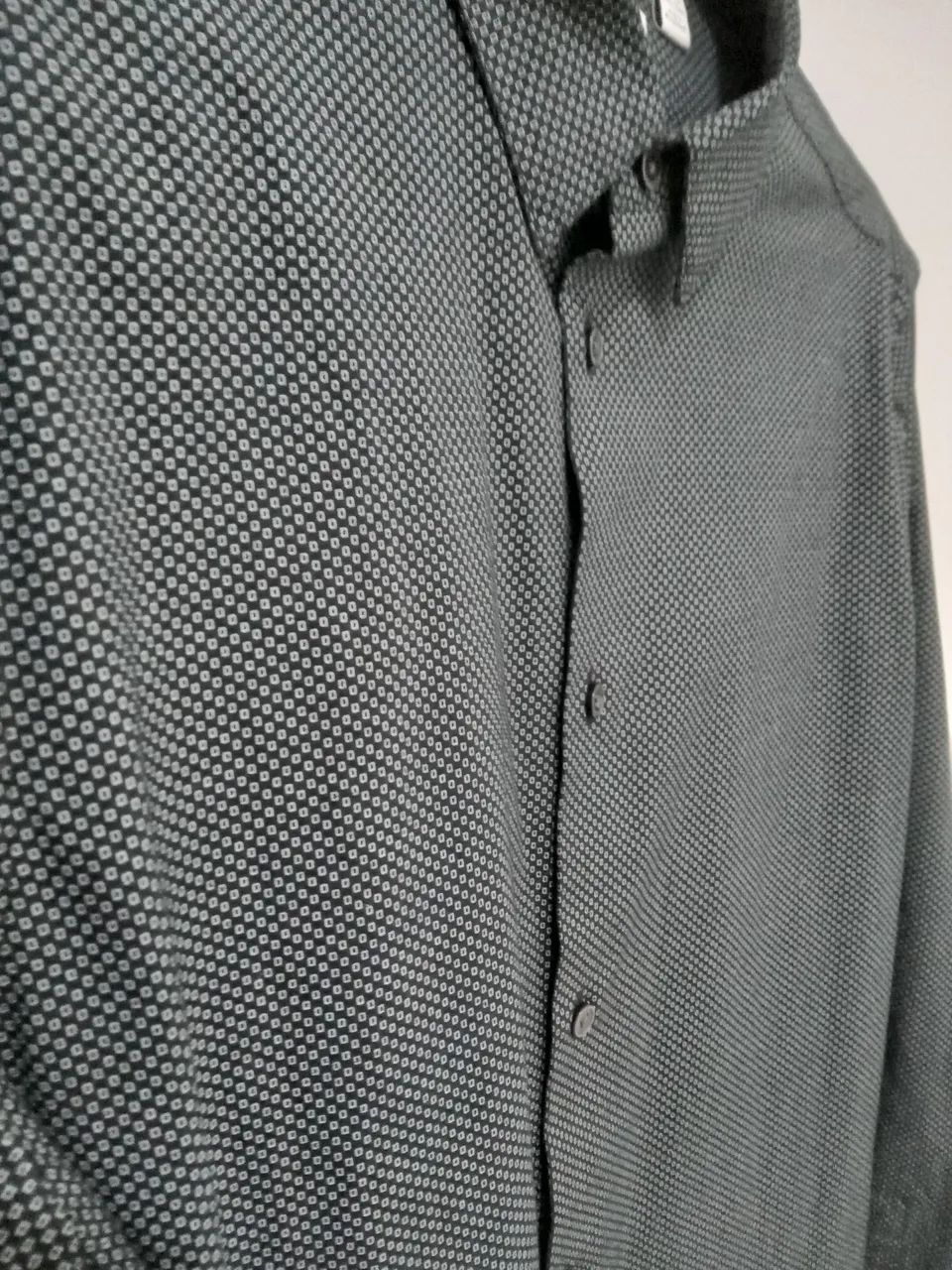 Camisa masculina Calvin Klein preta com padrão sutil - Foto 2