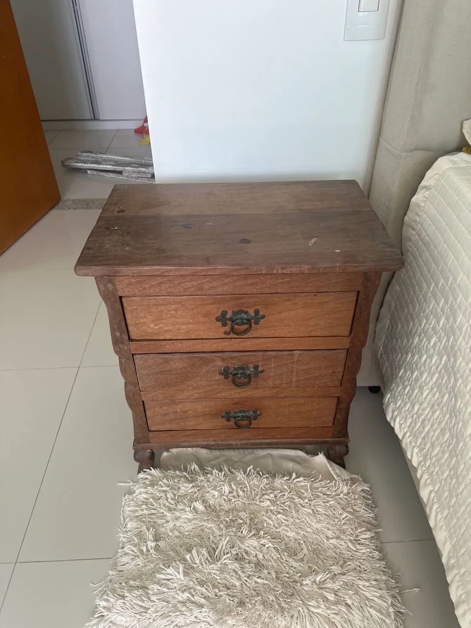 Cômoda de cabeceira em madeira maciça 65579521454850122