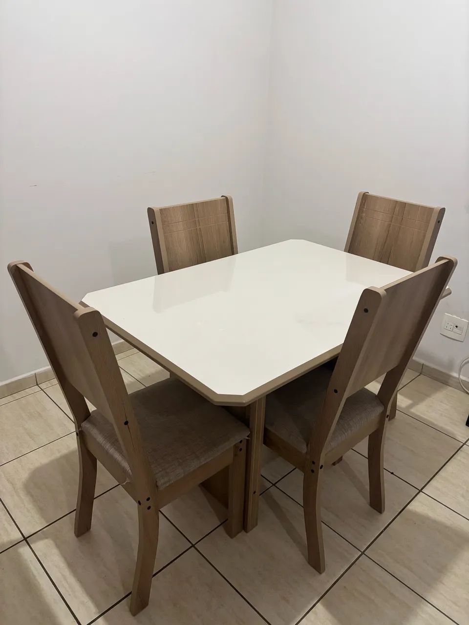 Mesa de jantar 4 lugares com cadeiras