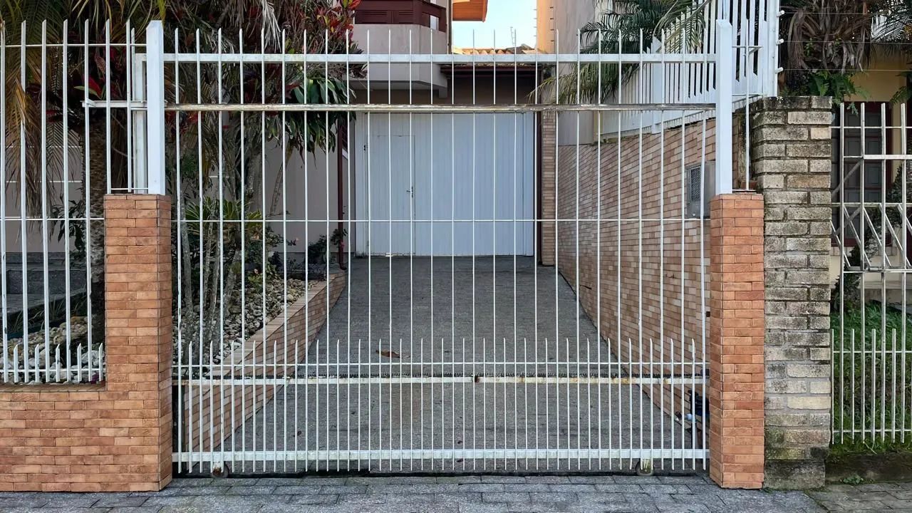 Portão e cerca de ferro
