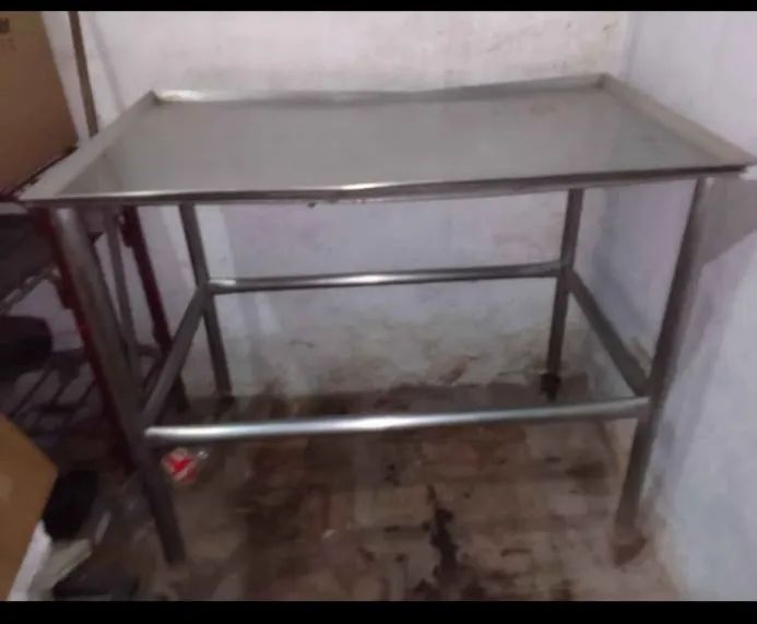 Mesa em inox com rodinha .