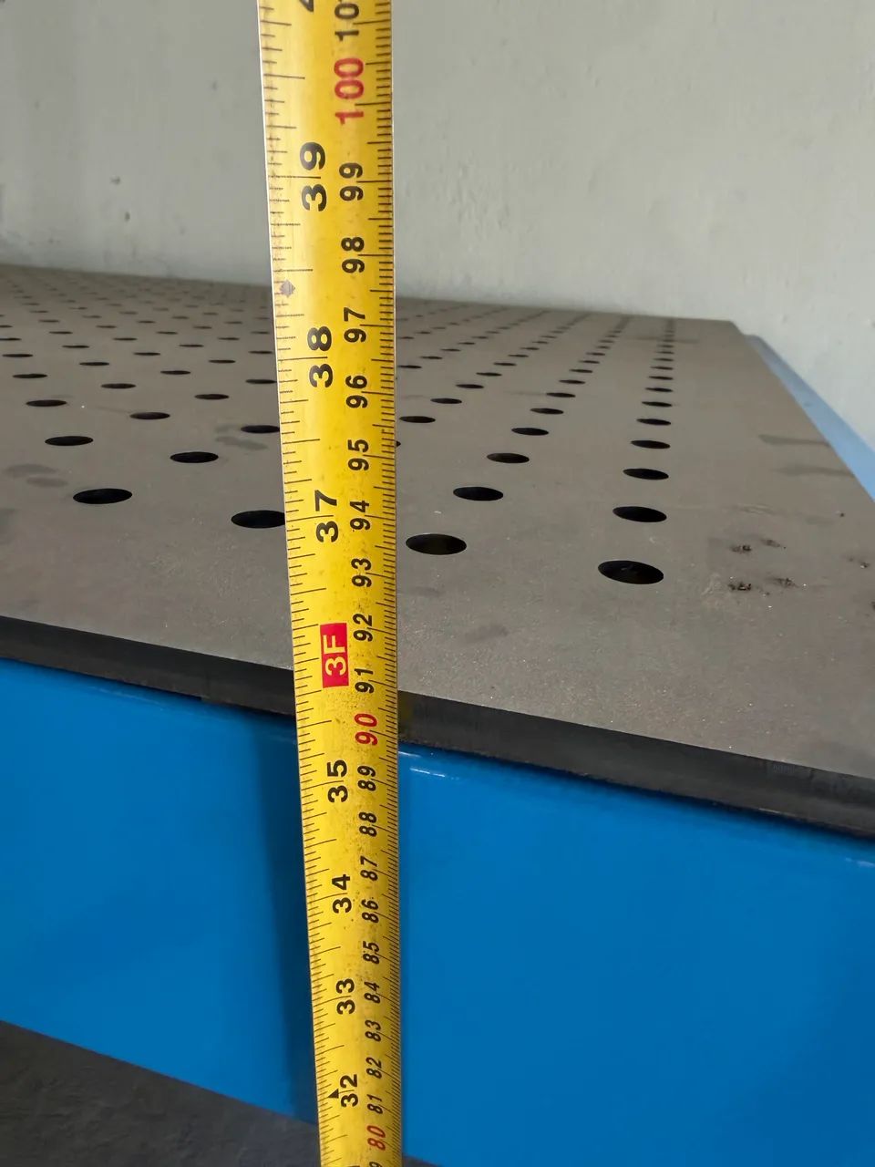 Mesa para solda 1500x1000 chapa furo 19 para 2 ton com rodízio e pé estabilizador  - Foto 5