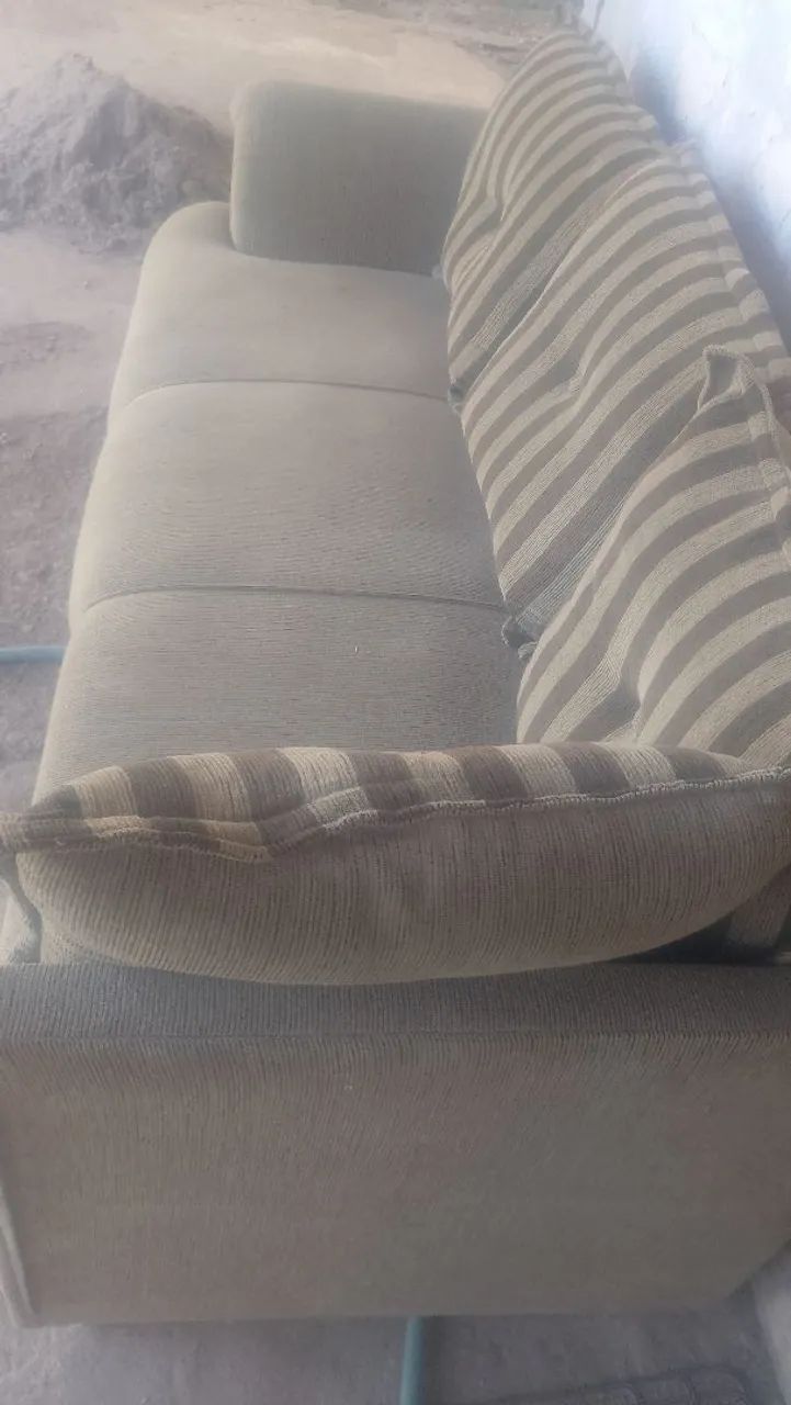Vendo sofá de três lugares em ótimo estado de conservação, pouco usado  - Foto 2