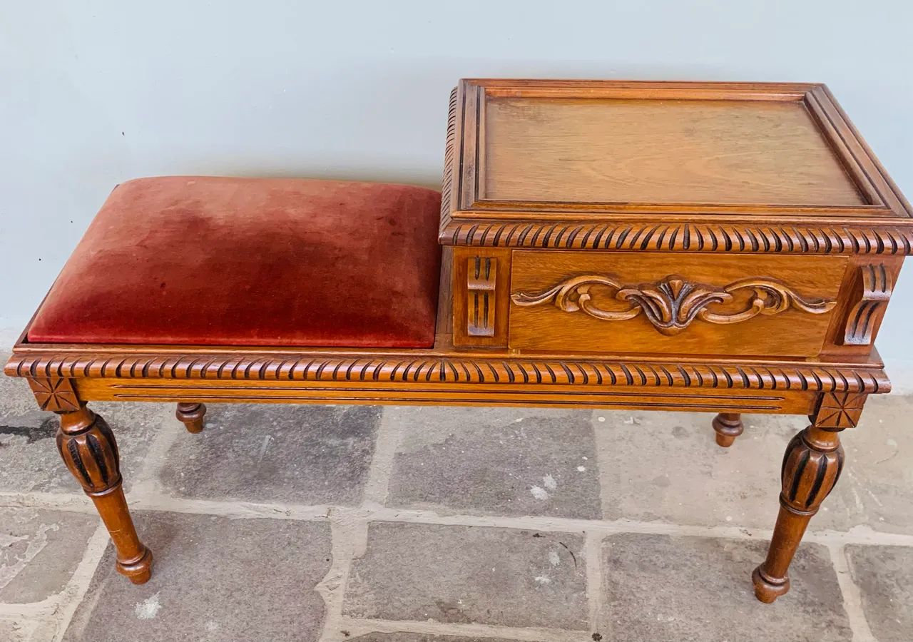 Mesa antiga com banco 