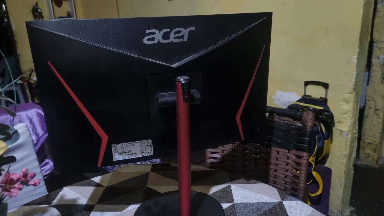 Acer Nitro XZ242Q com display quebrado
