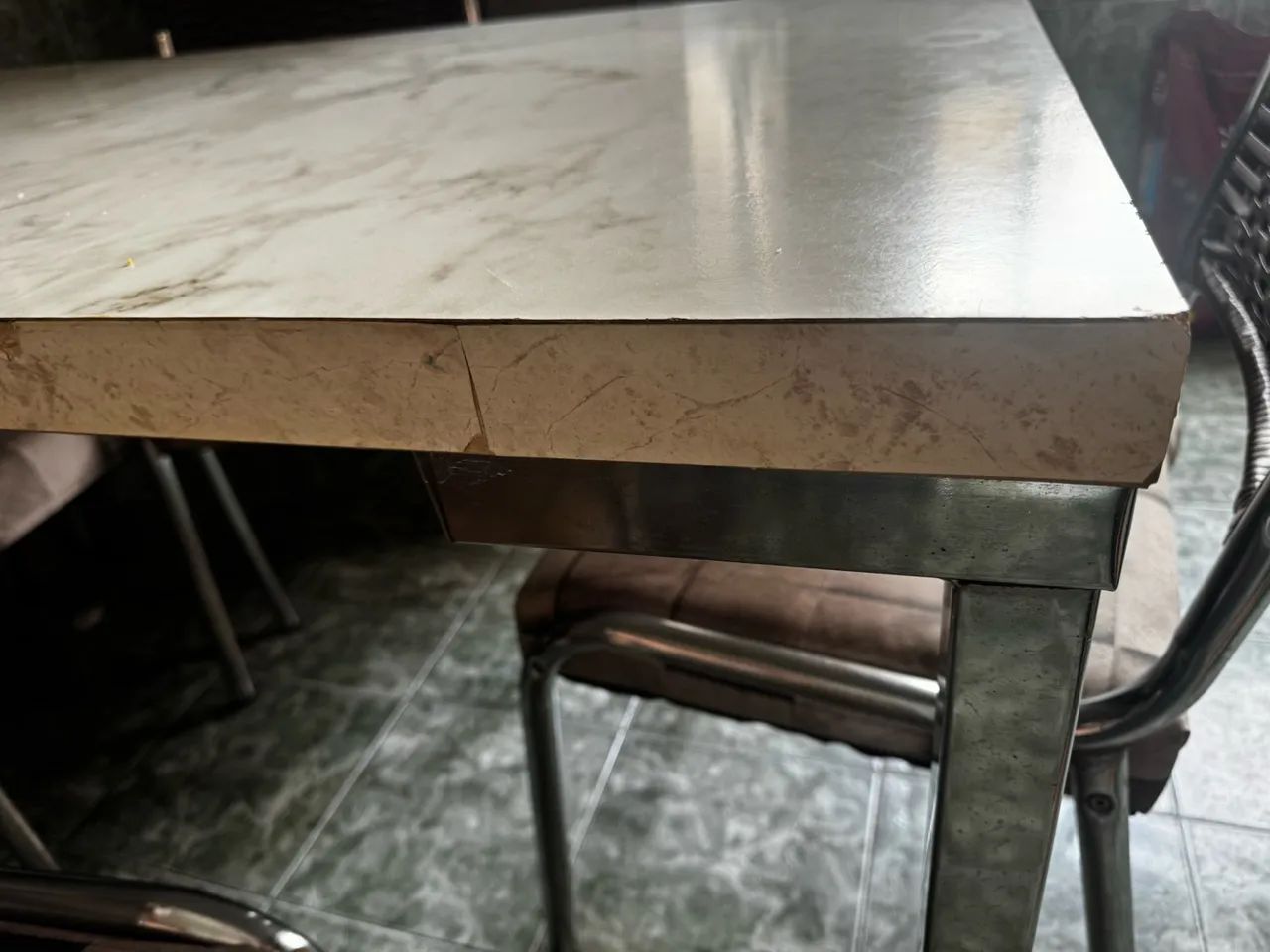 Mesa Retangular Marmorizada e 4 Cadeiras Acolchoadas - Foto 2