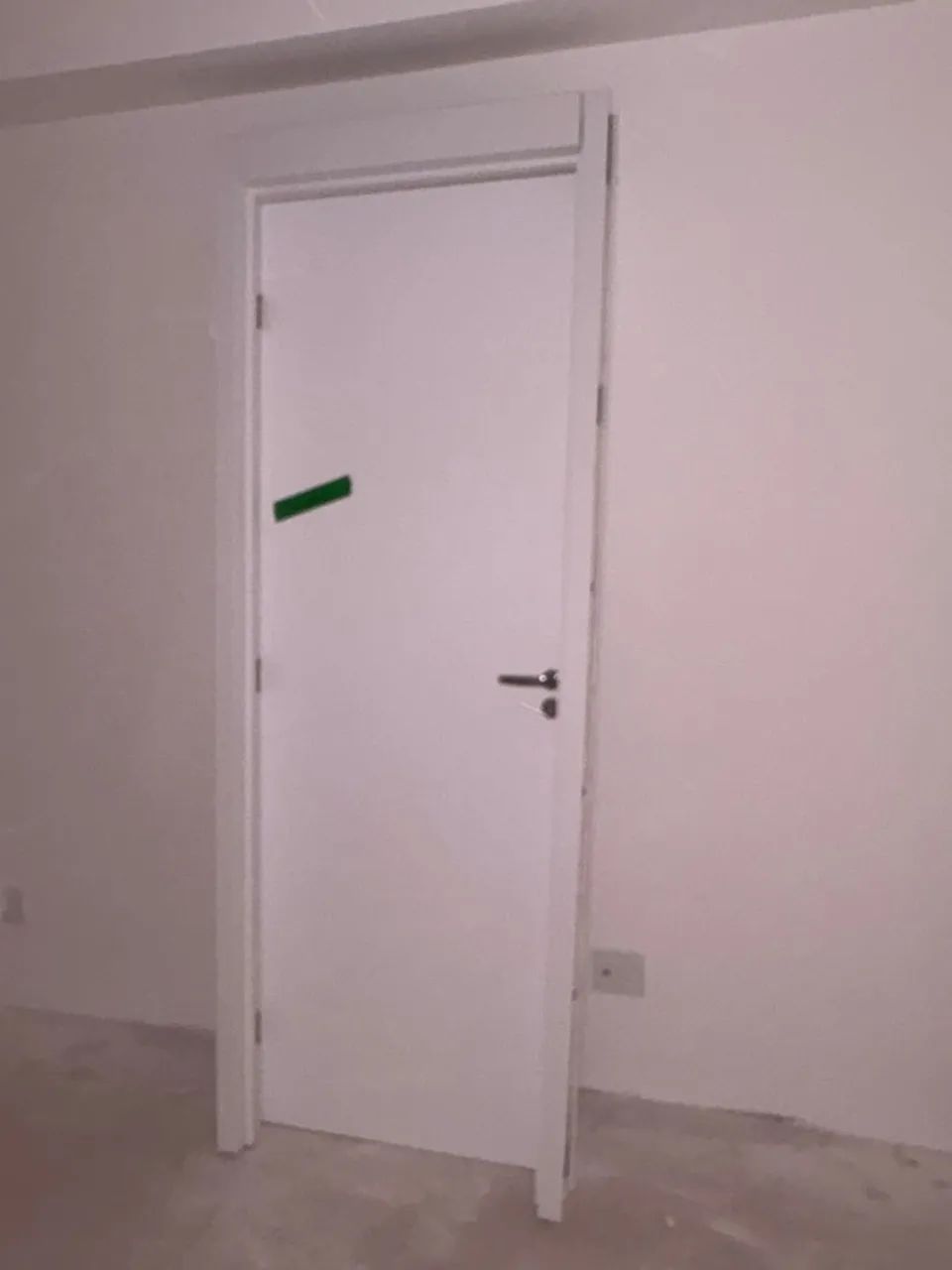 PORTA COM MOLDURA E FECHADURA