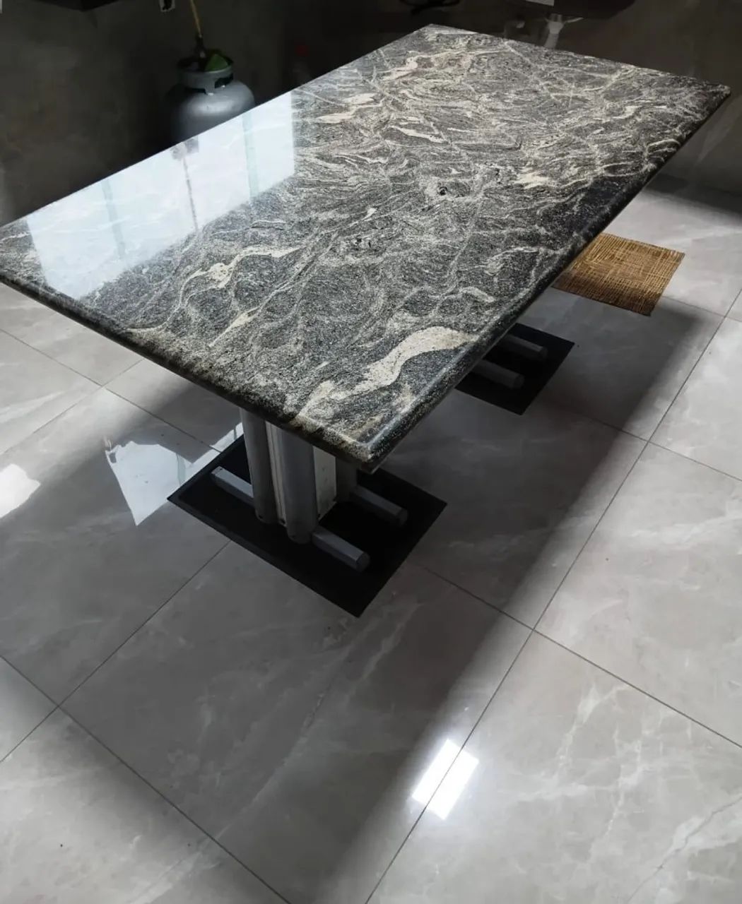 Mesa de mármore com acabamento 