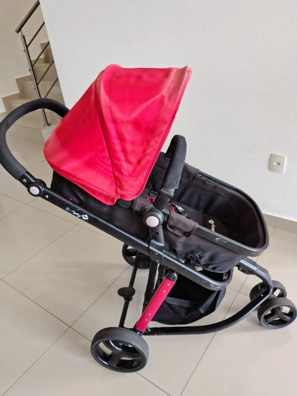 Carrinho bebê Safety 1st. Com bebê conforto e base / vira Moisés 