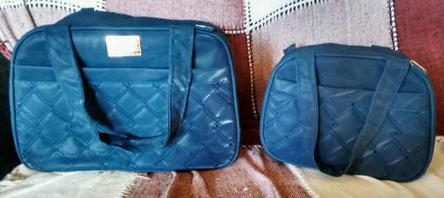 Bolsas semi novas azul marinho - Foto 2