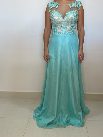 vestido de cetim com tule bordado