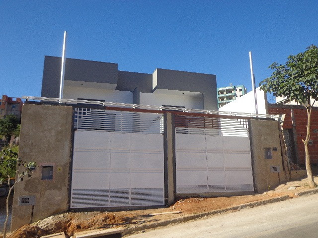 Bairro Jardim dos Alfineiros - Linda casa de 2 quartos quintal plano e murado e 2 vagas