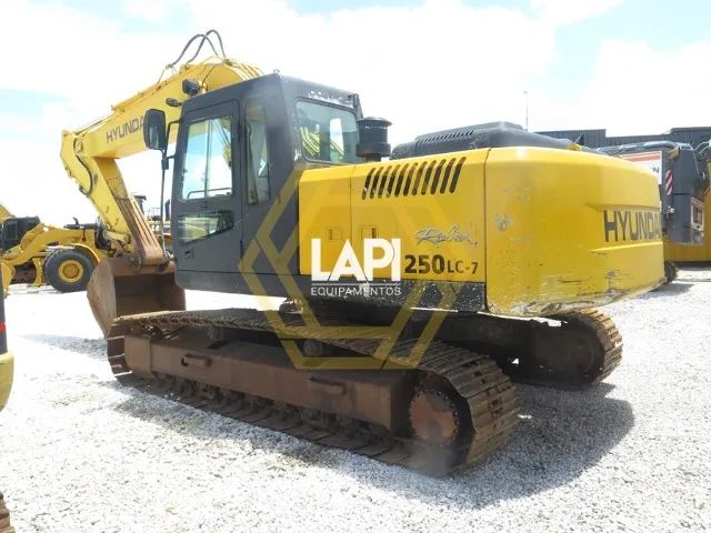 Escavadeira Hyundai R250 2010