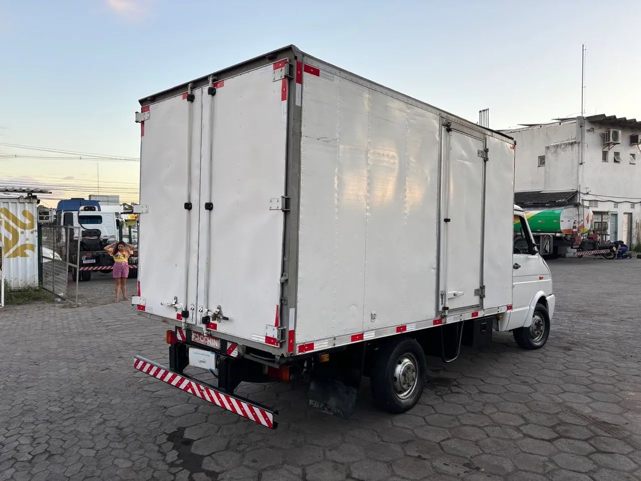 Iveco Daily 3513 ano 2005/2006 no bau rodagem simples categoria B - Foto 5