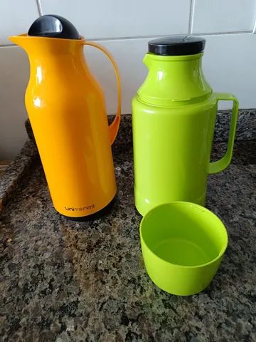 Duas garrafas térmicas