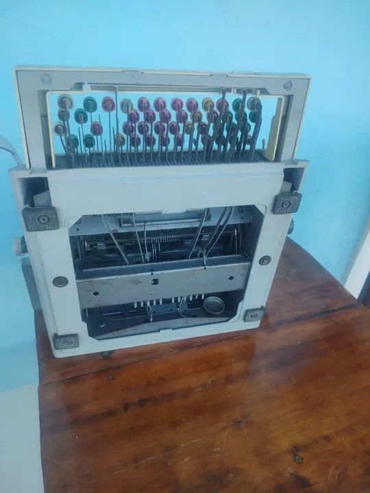 Máquina de datilografia Olivetti linda 98 - Foto 2