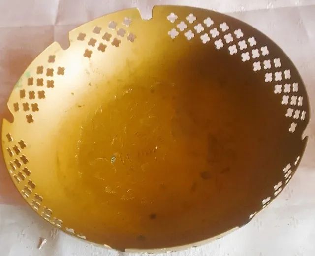 Petisqueira redonda em metal dourado indiano com bordas vazadas e desenhos em baixo relevo