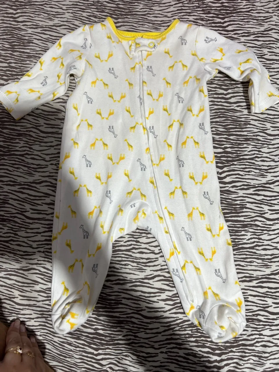 Macacão de bebê com estampa de girafas