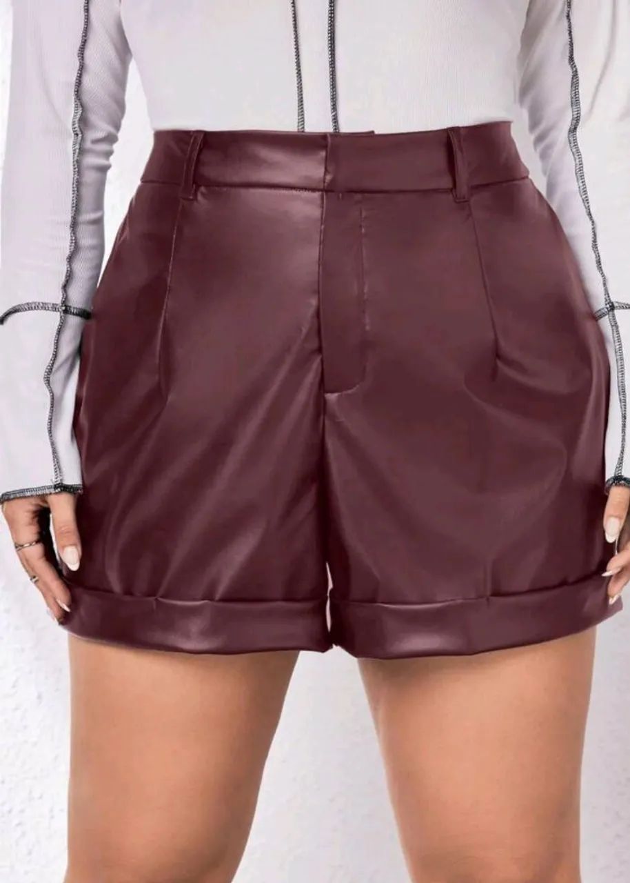 Shorts vinho em couro Pu 