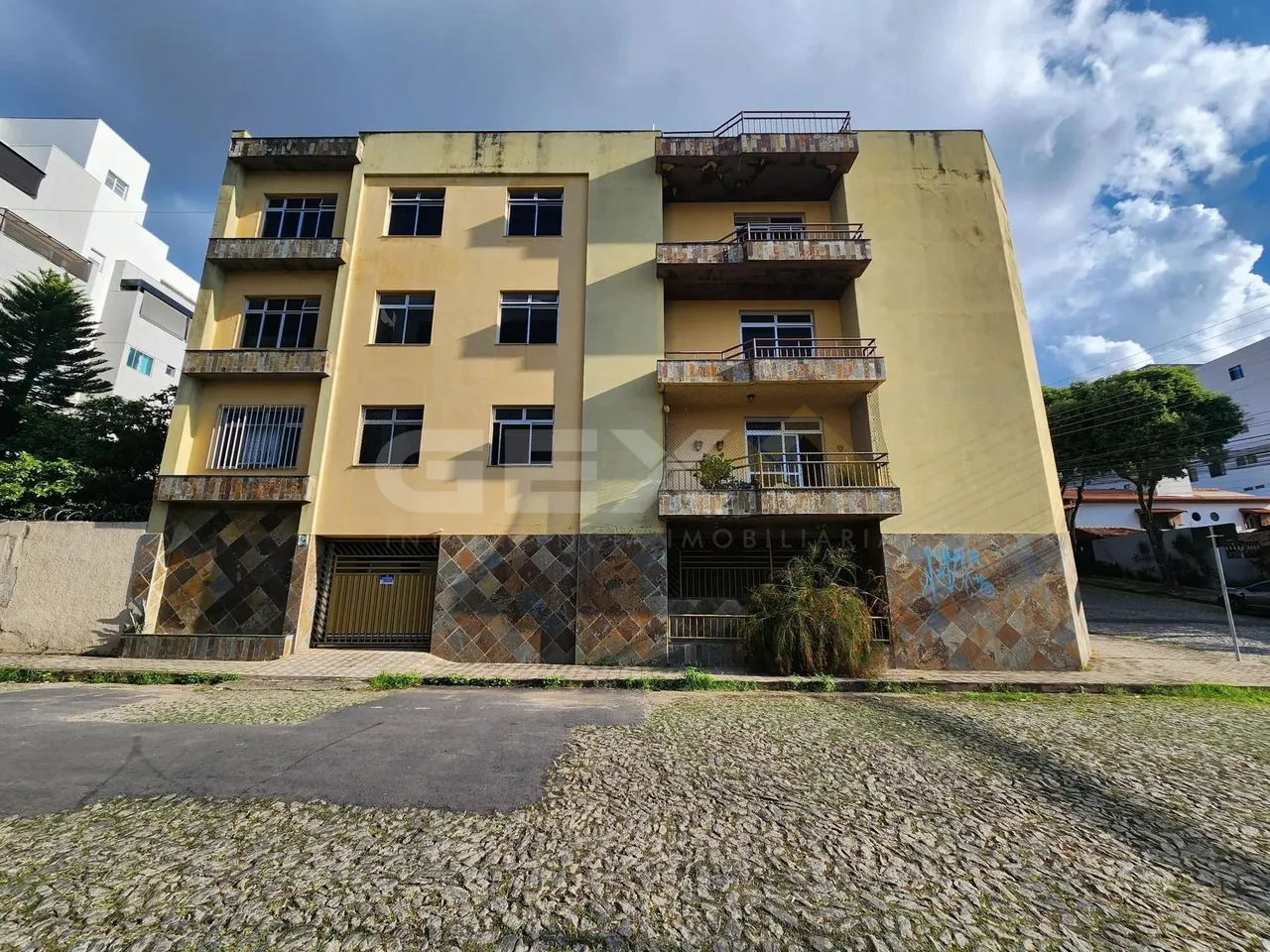 Prédio à venda no bairro Santa Clara- 3 apartamentos amplos