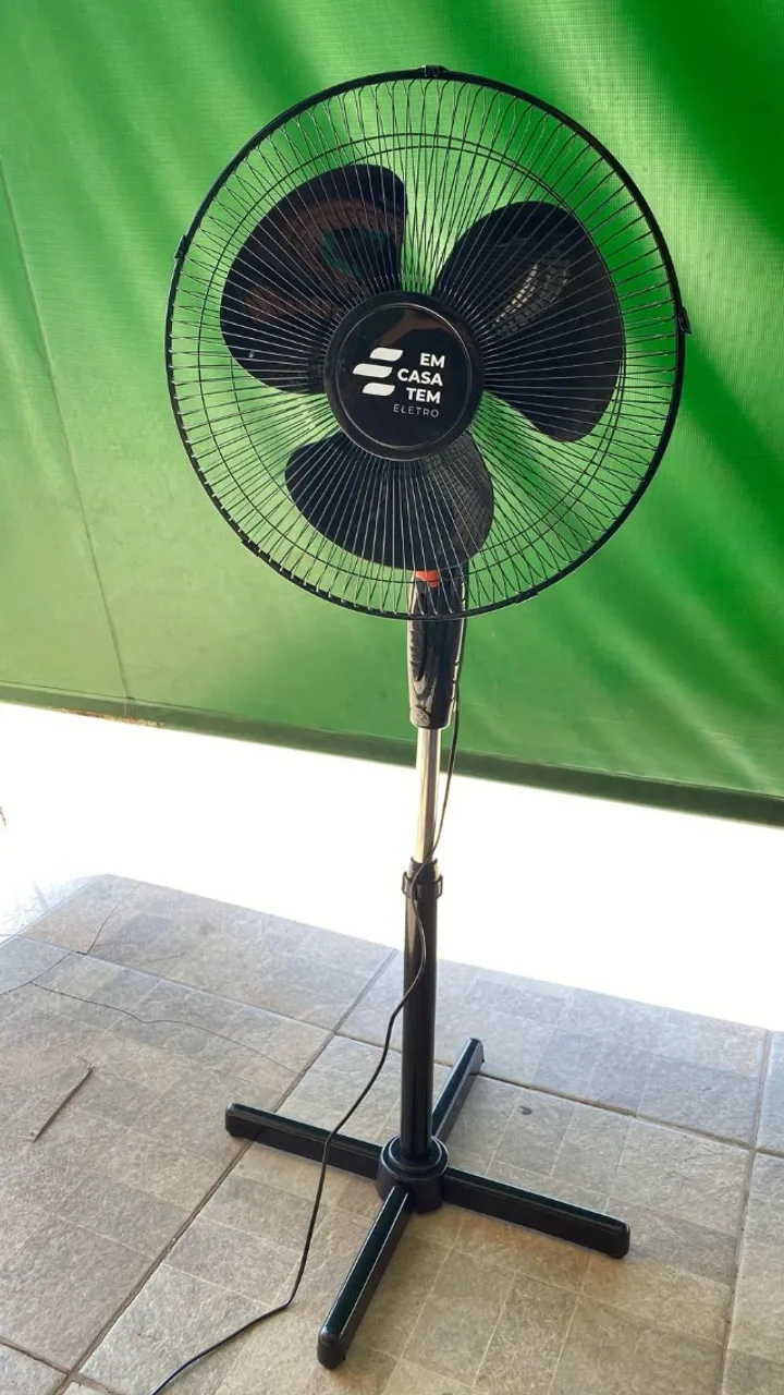Ventilador 3 hélices de 40cm com tripé regulável e 3 velocidades, produto novo.