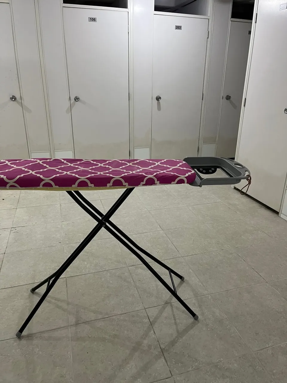 Tábua de Passar Roupa com Suporte para Ferro