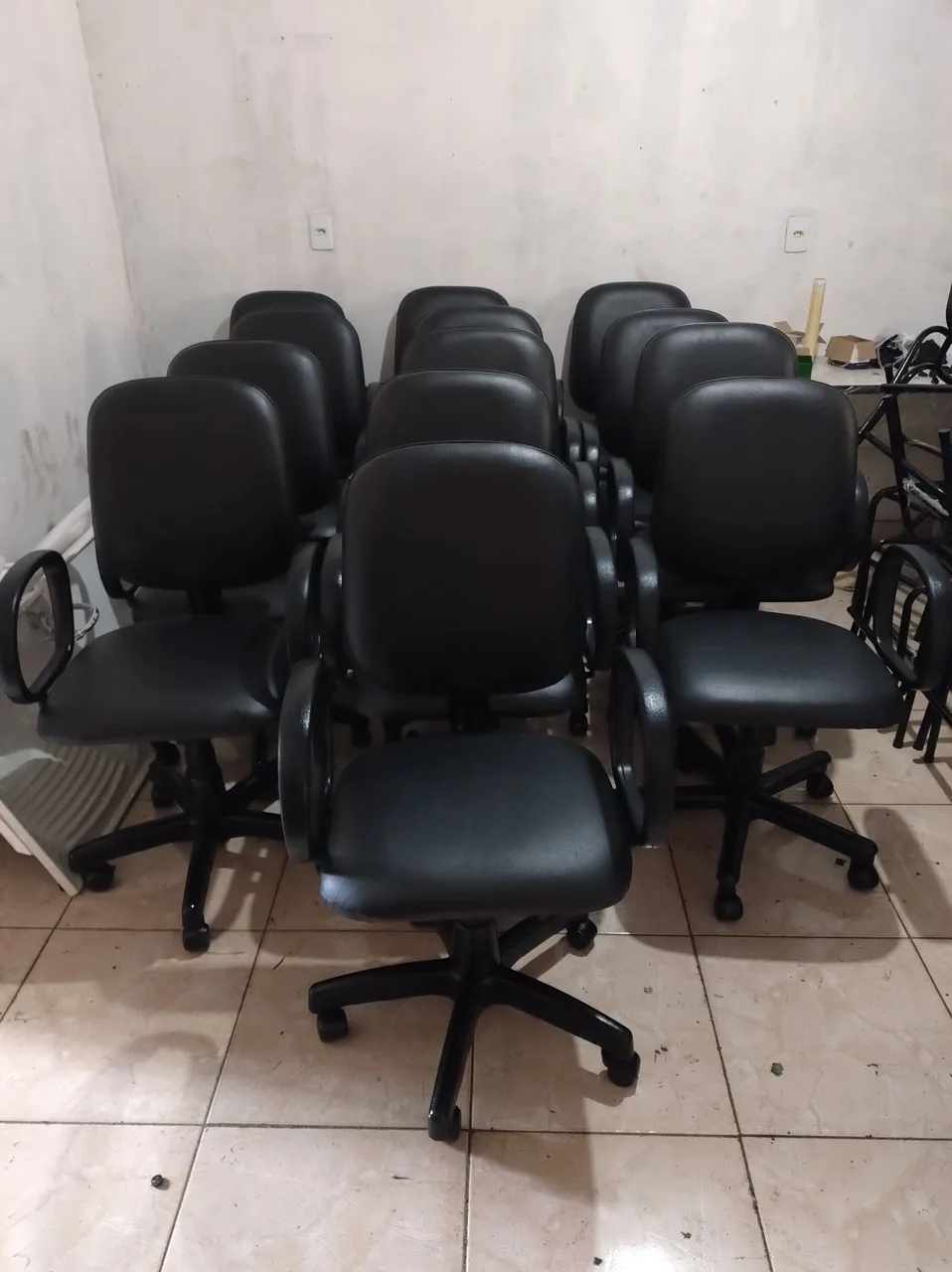 Cadeiras de escritório modelo diretor giratórias com rodas R$399,00
