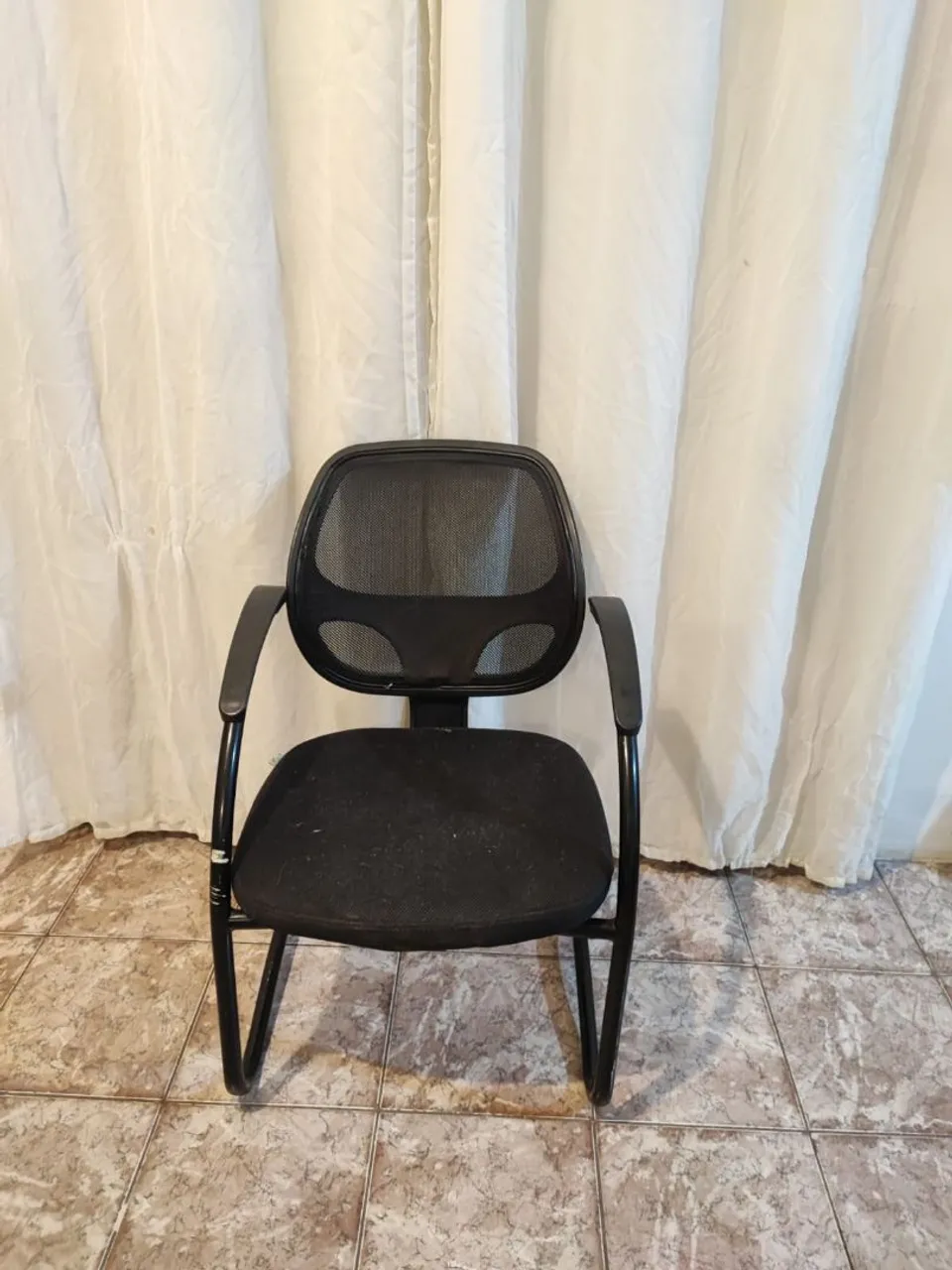 Cadeira de escritório preta com tela