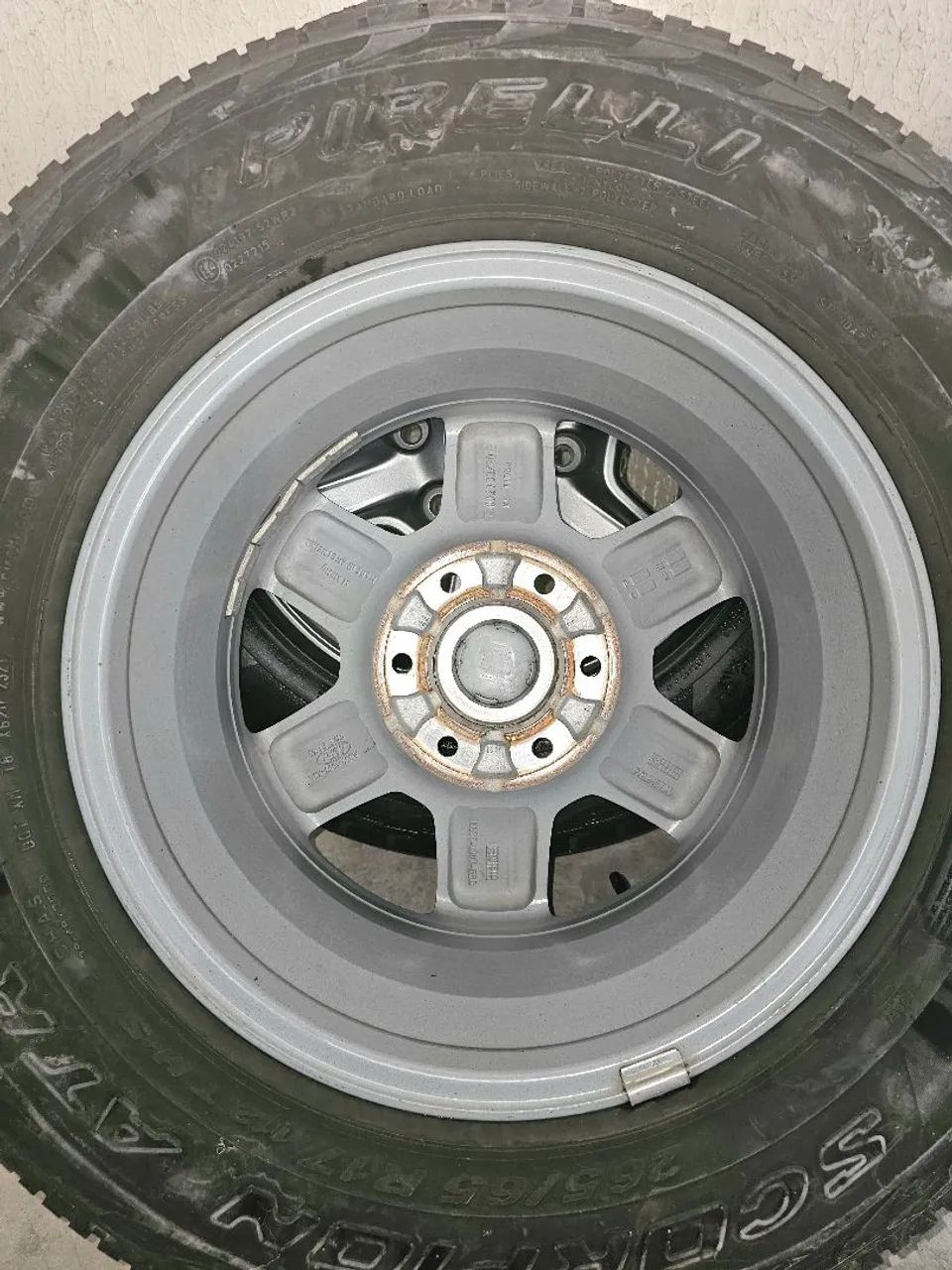 Roda de liga leve Ford com pneu Pirelli - Foto 4