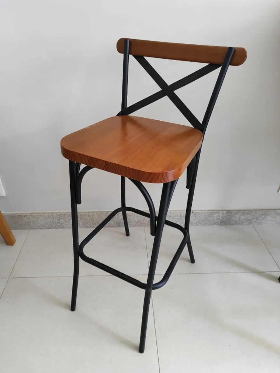 Banquetas lindíssimas, madeira maciça, grande resistência - Foto 2