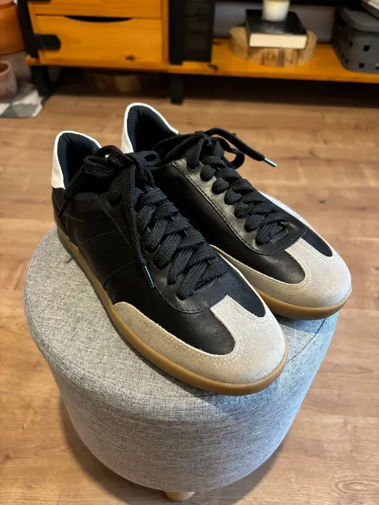 Tênis preto "chuteira"