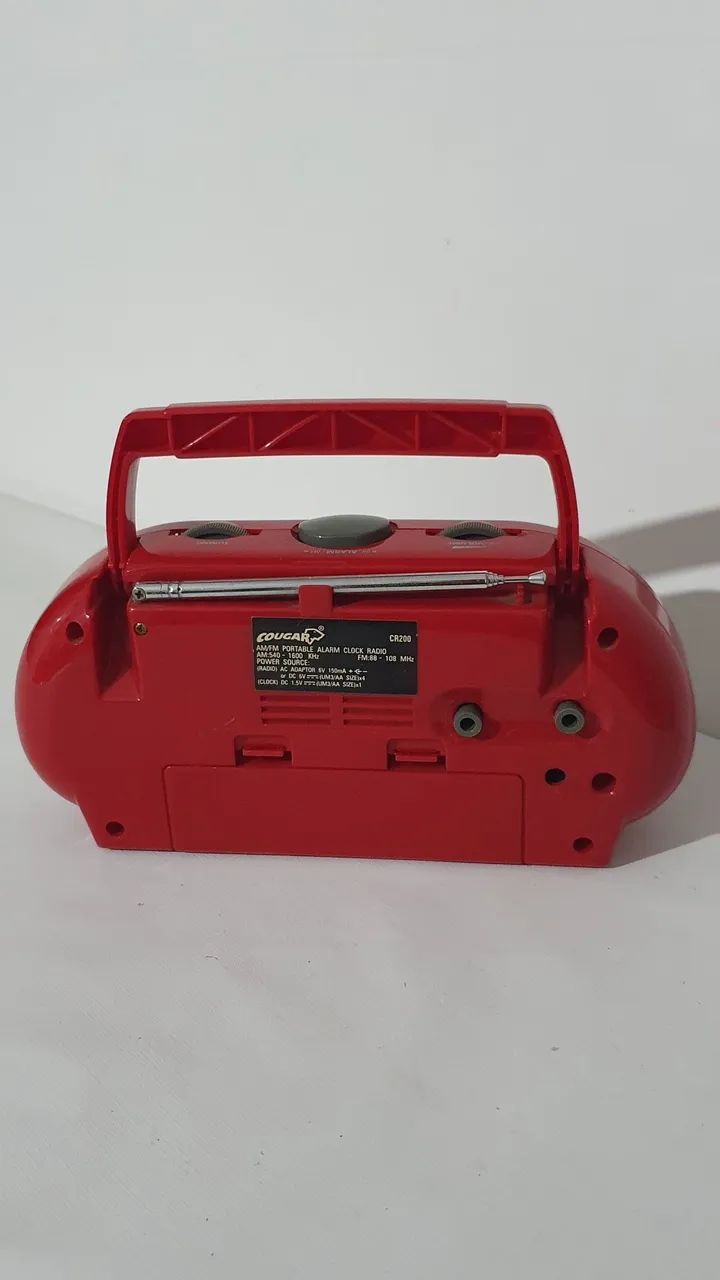 Rádio relógio portátil AM/FM marca COUGAR funcionando  - Foto 2