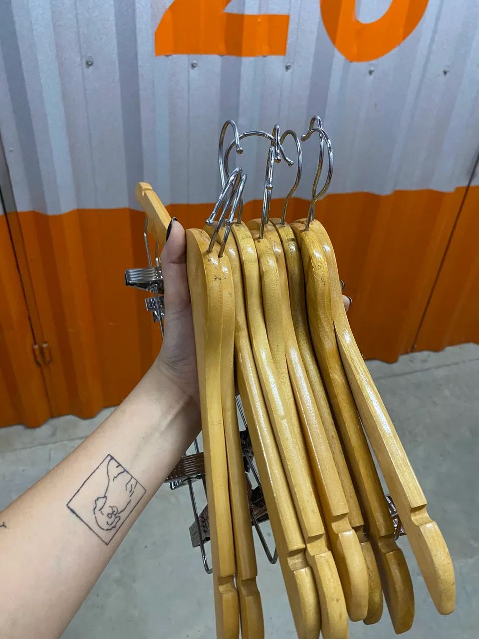 Kit 10 cabides de madeira  - Foto 3