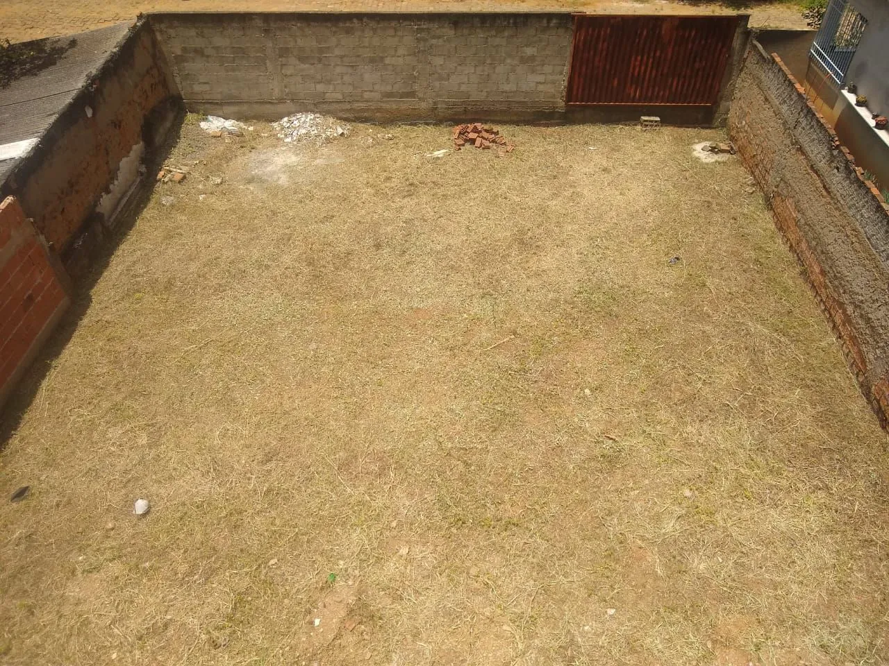 VENDO LOTE MURADO, COM 160M², ESCRITURADO, NO BAIRRO CARULAS, EM ITAPERUNA. 