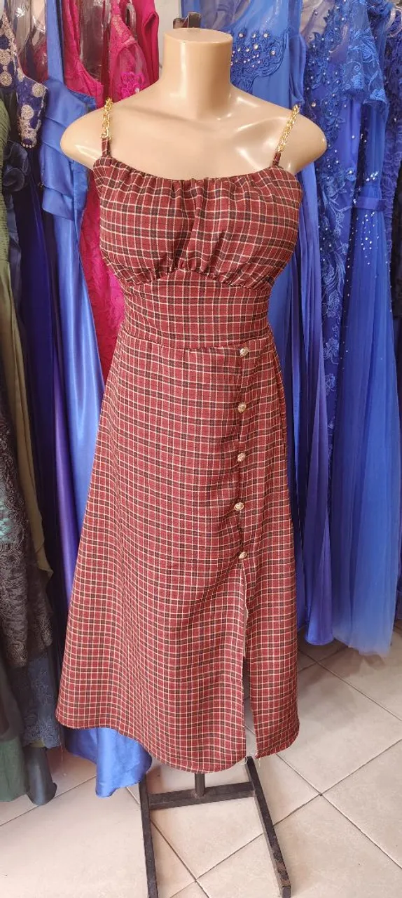 Vestido xadrez com detalhes e fenda