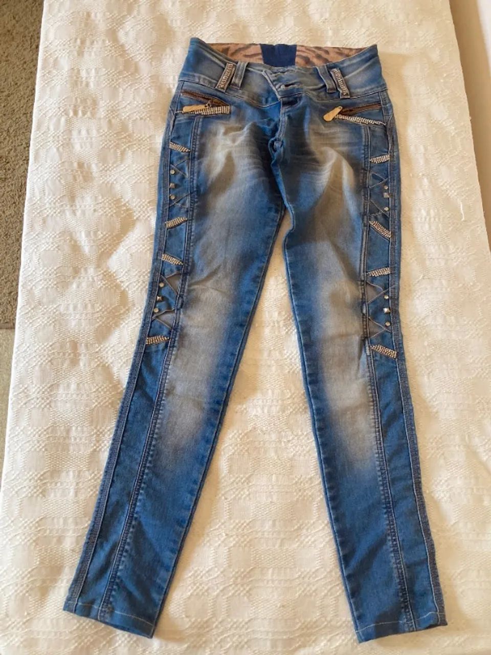 Calça Jeans com detalhes dourados e strass