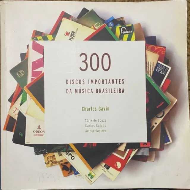 Livro 300 Discos Importantes da Música Brasileira. Ótimo estado. R$ 750,00.