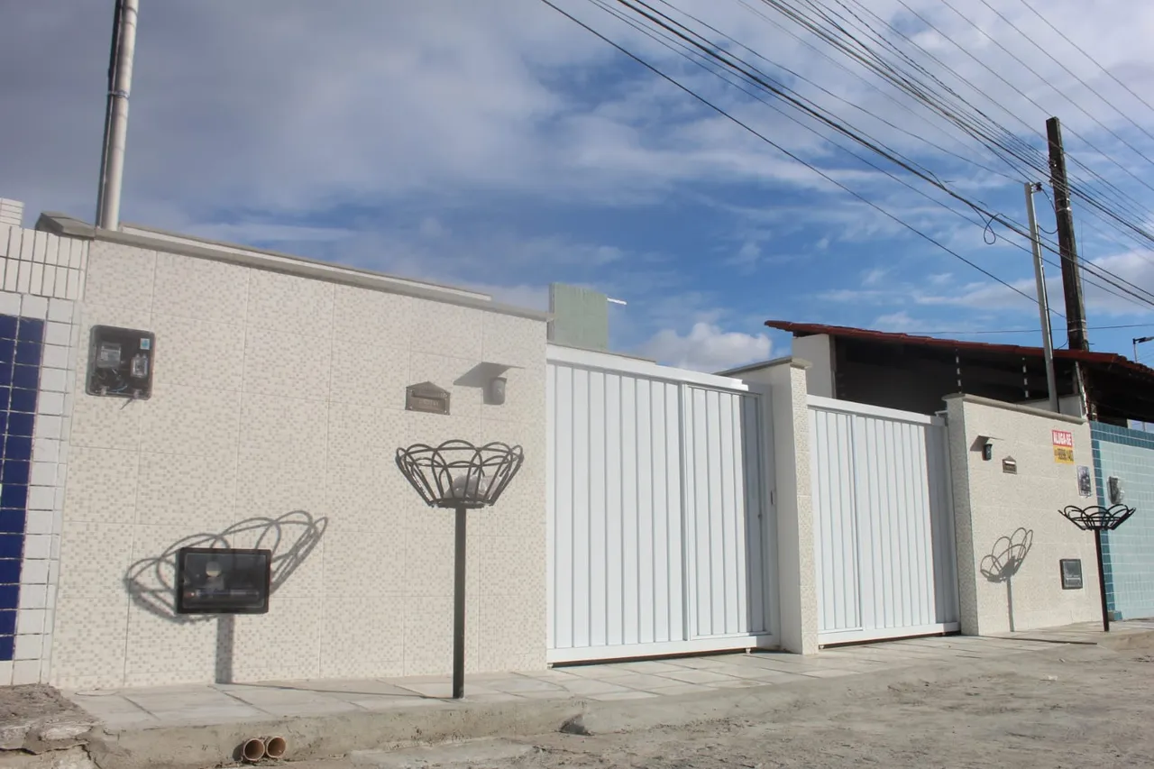 Alugo excelente casa no Brisamar, 02 quartos, R$ 2.100,00