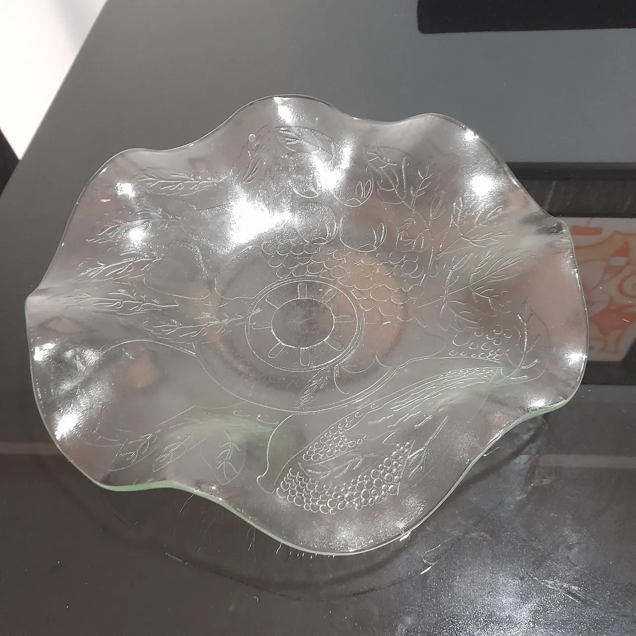 Fruteira de Vidro Decorativo com Bordas Onduladas