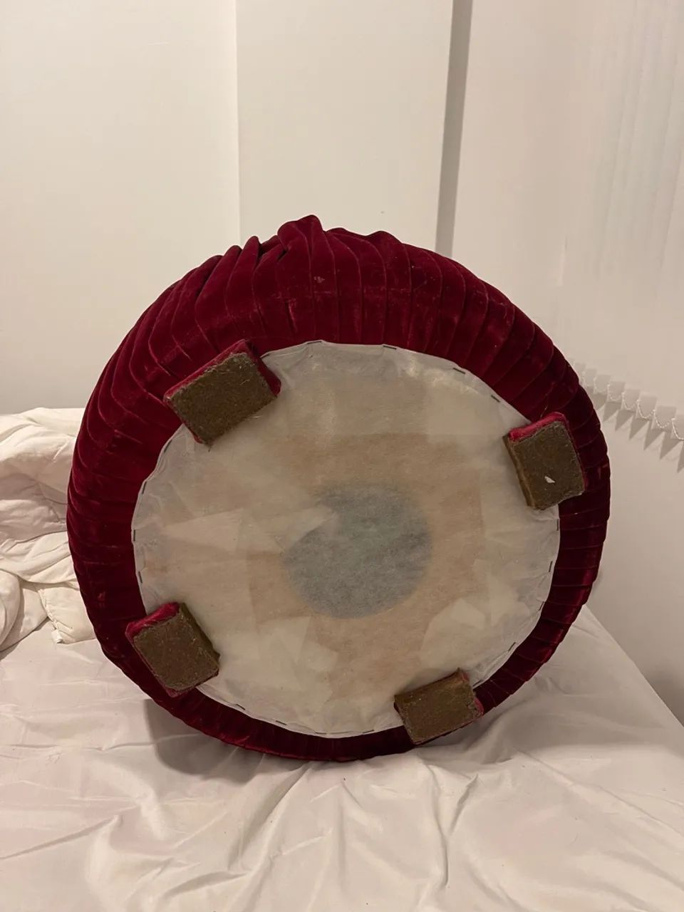 Puff Decorativo Veludo drapeado cor vinho. - Foto 4